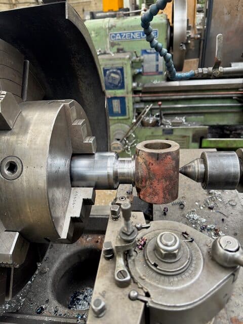 Gros plan sur le mandrin d'un tour à métaux dans l'atelier
